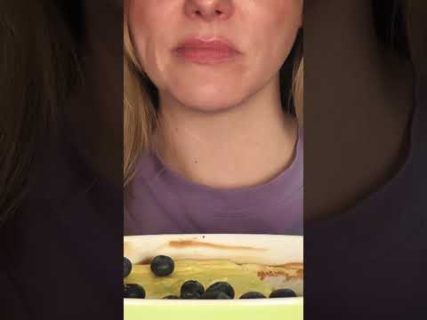 ASMR: I'm eating cheesecake pudding with blueberries