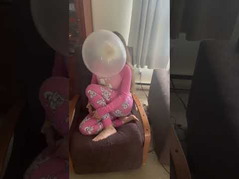 Blowing big bubbles #bubblegum #hubbabubba #bigbubble #asmrsounds #asmr #bubble #bubblegumsimulator