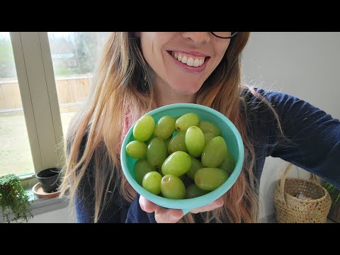 ASMR - eating grapes!! 🍇 crunchy eating sounds, soft talking.