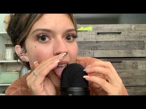 ASMR| TAPPING- EATING YOUR EARS
