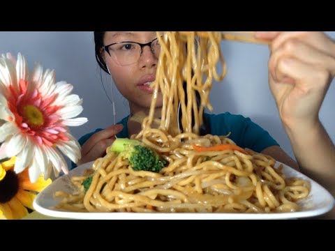 ASMR Chinese LO MEIN Noodles Eating Sounds/ MUKBANG, Eat w. Me, Let's Chat Movies & Stuff! 🍜😋