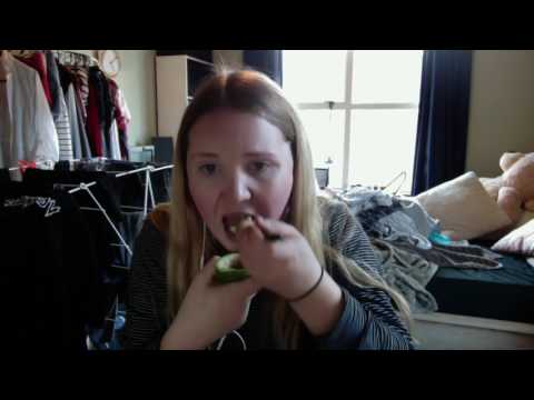 ASMR🎧 *EATING* & *MOUTH* sounds w/whisper