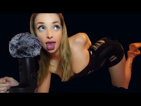 ASMR - 😍GIRLFRIEND LICKS YOUR EARS AND GIVES YOU KISSES 😘