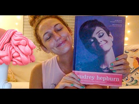 ASMR ~ 📖💖flipping through a book + tingly gum chewing 📖💖