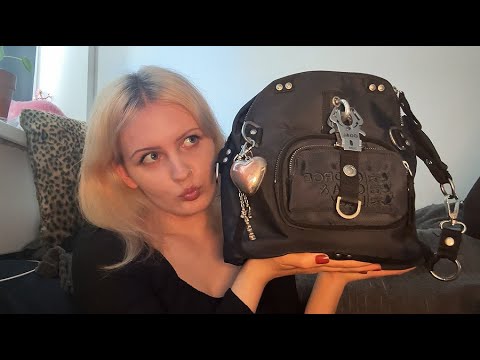 ASMR what's in my bag :)