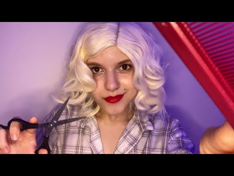 ASMR || CABELEIREIRA FOFOQUEIRA CORTANDO SEU CABELO *Roleplay anos 50*