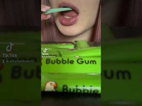 Blowing bubble gum 💚 ASMR video #bubblegum #blowingbubbles #chewinggum