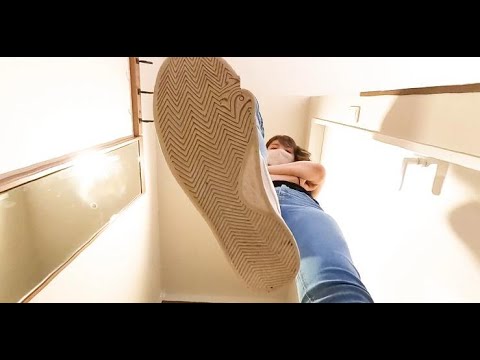 【360°VR】巨大娘の白スニーカーで何度も踏み潰される小人/Tiny man is repeatedly trampled by the giant girl's white sneakers.
