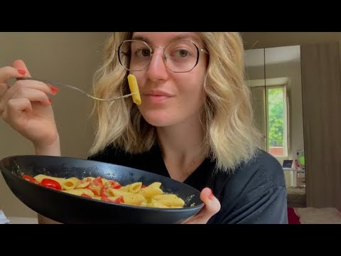 EATING PASTA 🍝 pesto e pomodorini (lo-fi mukbang asmr ita) || Luvilè ASMR