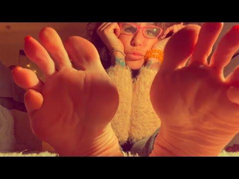 ASMR  foot rubbing | scratching with hand jiggles and my very sleepy face - just a quickie