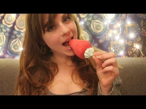 EATING A STRAWBERRY ASMR - EATING SOUNDS