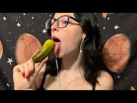 ASMR - Crunchy Pickle Eating 💚🥒
