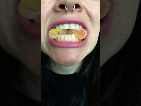 ASMR 🍑 👶 2X sour patch kids PEACHES CRUSH LIPS TEETH SATISFYING SUNNY SOUNDS MOUTH CANDY #shorts