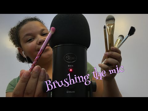 ASMR- brushing the microphone (different brushes) 💕💕