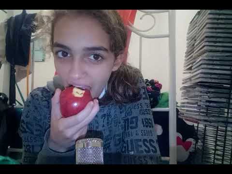 ASMR: 🍴 Eating sounds 🔊 (Strawberries and a Apple)