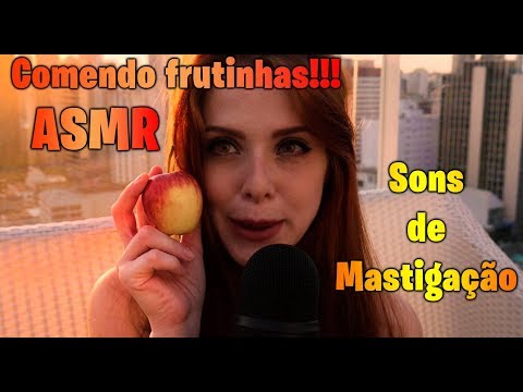 ASMR Comendo Frutinhas na Cidade - Mastigação, Sons molhados, Sons de boca, Sons de Cidade, Ventinho