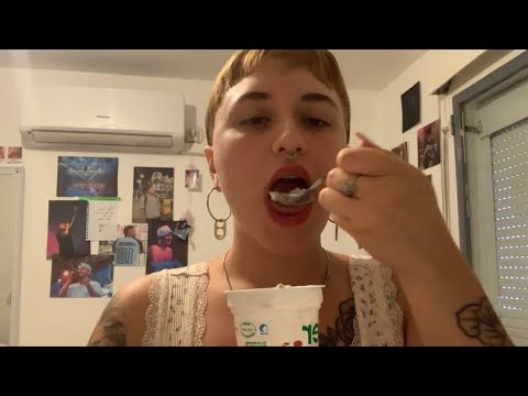 asmr mi primer video de mouth sounds comiendo yogurt/sonidos de boca