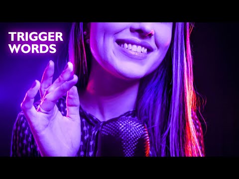 ASMR WHISPERING TRIGGER WORDS IN BRAZILIAN PORTUGUESE WITH FINGER FLUTTERING AND HAND MOVEMENTS
