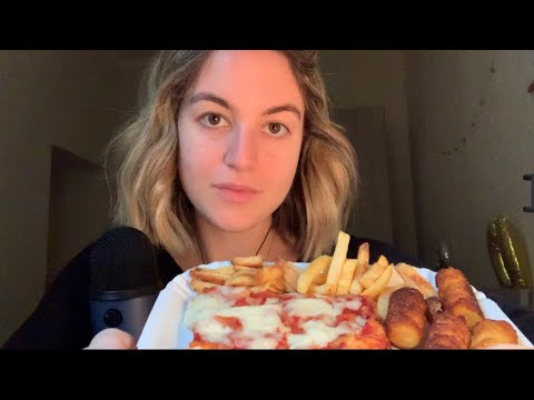 EATING PIZZA 🍕patatine e crocchette🍟parliamo di film (mukbang asmr ita) || Luvilè ASMR
