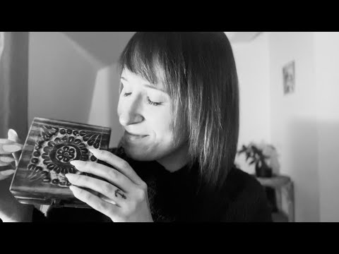 ASMR French Words: Objects & Sounds 🇫🇷 I Black & White [English & French]