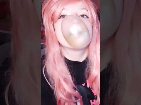 Blowing big bubbles 💕  #bubblegum #chewing #asmr #asmrchewing #bubbleblowing