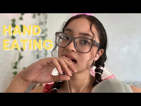 ASMR- HANDING EATING 🍽️ INAUDIBLE WHISPERING ( MOUTHSOUND) SO TINGLY