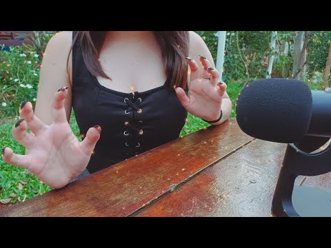 ASMR - Fast wood table tapping and scratching (No talking)