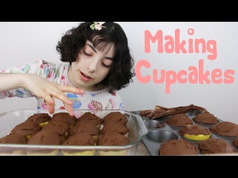 Making Cupcakes! (BAKING/MUKBANG)
