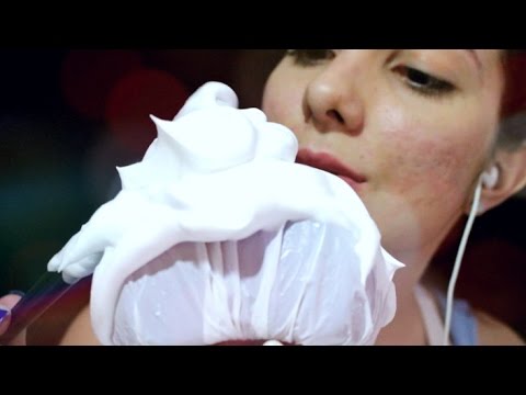 🎧[ASMR BINAURAL]👂 Mousse no microfone, brushing/ Mousse Fizzing, foam, and plastic ~Tingle Triggers