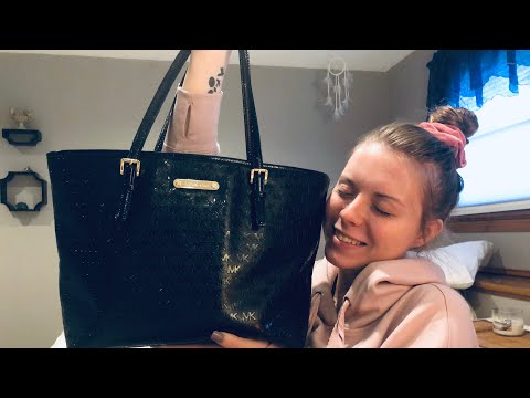 Whats In My Purse! •ASMR•  Tapping and Scratching