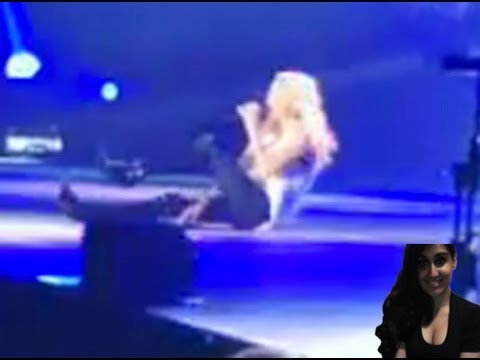 Carrie Underwood falls on stage in Texas sprains her foot and is wearing a cast - my thoughts