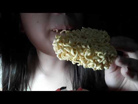 ASMR eating uncooked noodles crunchy sounds ( not prank )