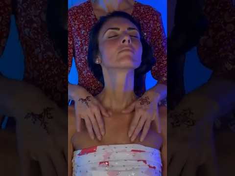 ASMR Massaggio Rilassante allo Sterno #asmrshorts #asmrmassage