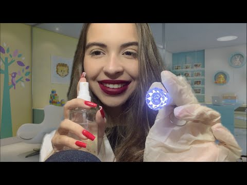 ASMR MÉDICA PEDIATRA TE EXAMINANDO 🩺