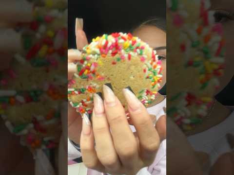 Confetti milkshake #crumbl cookie review 🍪🩷