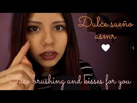ASMR Español Face brushing and kisses for you - masajes con brocha y besitos con cuenta atrás 😘🙌🏼