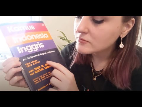 ASMR GUM CHEWING - Reading words from Indonesian dictionary (kamus Bahasa Indonesia) 📒🤓