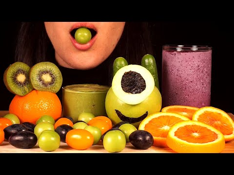 HEALTHY EATING ASMR: HALLOWEEN-THEMED RAW FRUIT AND VEGGIE PLATTER (GRAPES, KIWIFRUIT, SOUR PLUM)