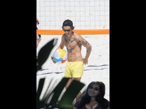 One Direction 2013 : One Direction Harry Styles Playing Volleyball Shirtless In  Australia - Review