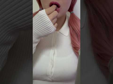 Girl chewing gum sounds ~ satisfying