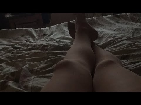 Женские ножки в колготках