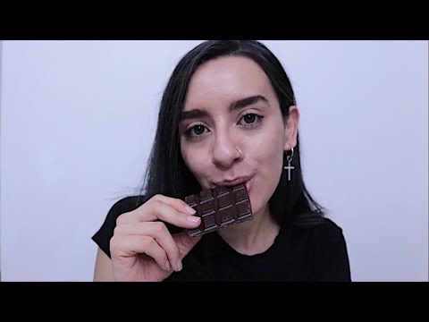 ASMR EN ESPAÑOL - COMIENDO CHOCOLATE & TAPPING