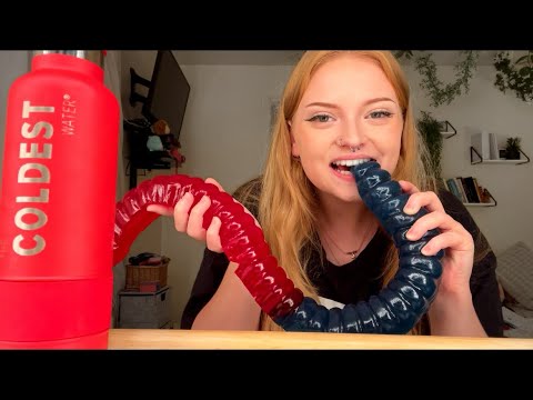 ASMR~EATING A GIANT GUMMY WORM (CHEWY EATING SOUNDS)🍬