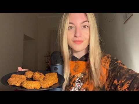 EATING NUGGETS 🍔 crunchy sounds (mukbang asmr ita con blue yeti)