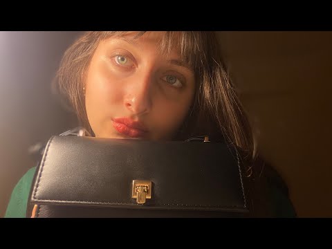 Asmr | what’s in my purse?💚✨ (mouth sounds, tapping…)
