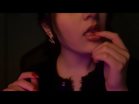 ASMR (personal attention)spit painting &tingly finger eating in low light
