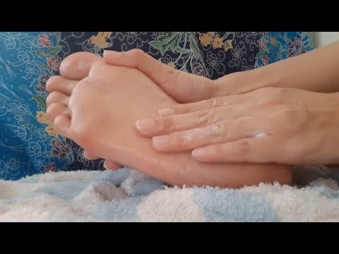 Scratch my Foot by Massage & Tapping with Lotion ASMR / Relaxing Video / Tickle Feet Day 24