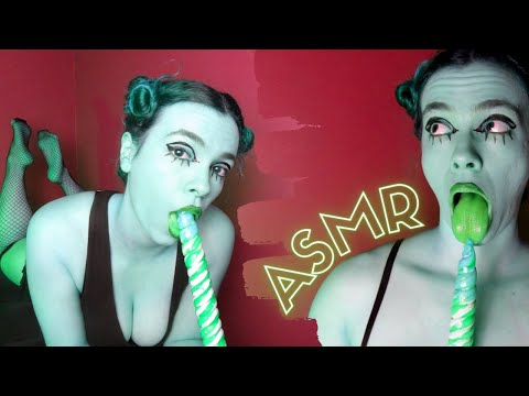 ASMR Roleplay +16:  Sua amiga estranha fazendo sons molhados de boca 🥴