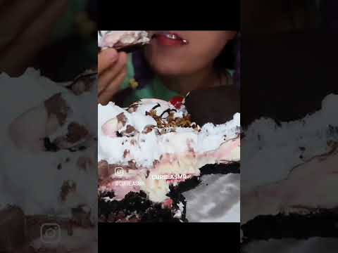 ate whole Ice cream cake 🍌Banana Split Icecream 바나나 스플릿 아이스크림케익 한판 #asmr #shorts