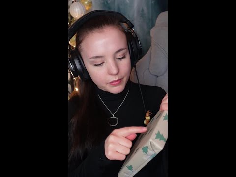 ASMR Advent calendar - Day 1 - Tapping on a gift - Use headphones!